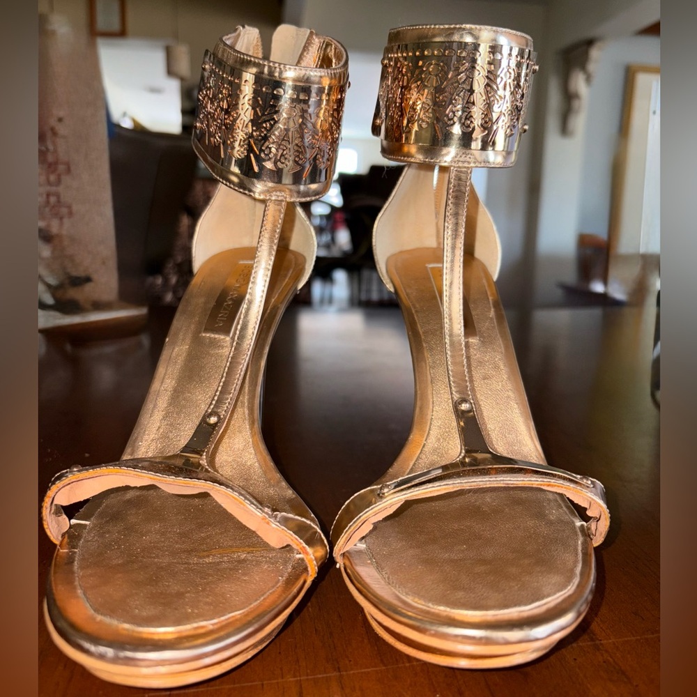BCBCMAXAZRIA Gold Heels size 8b
